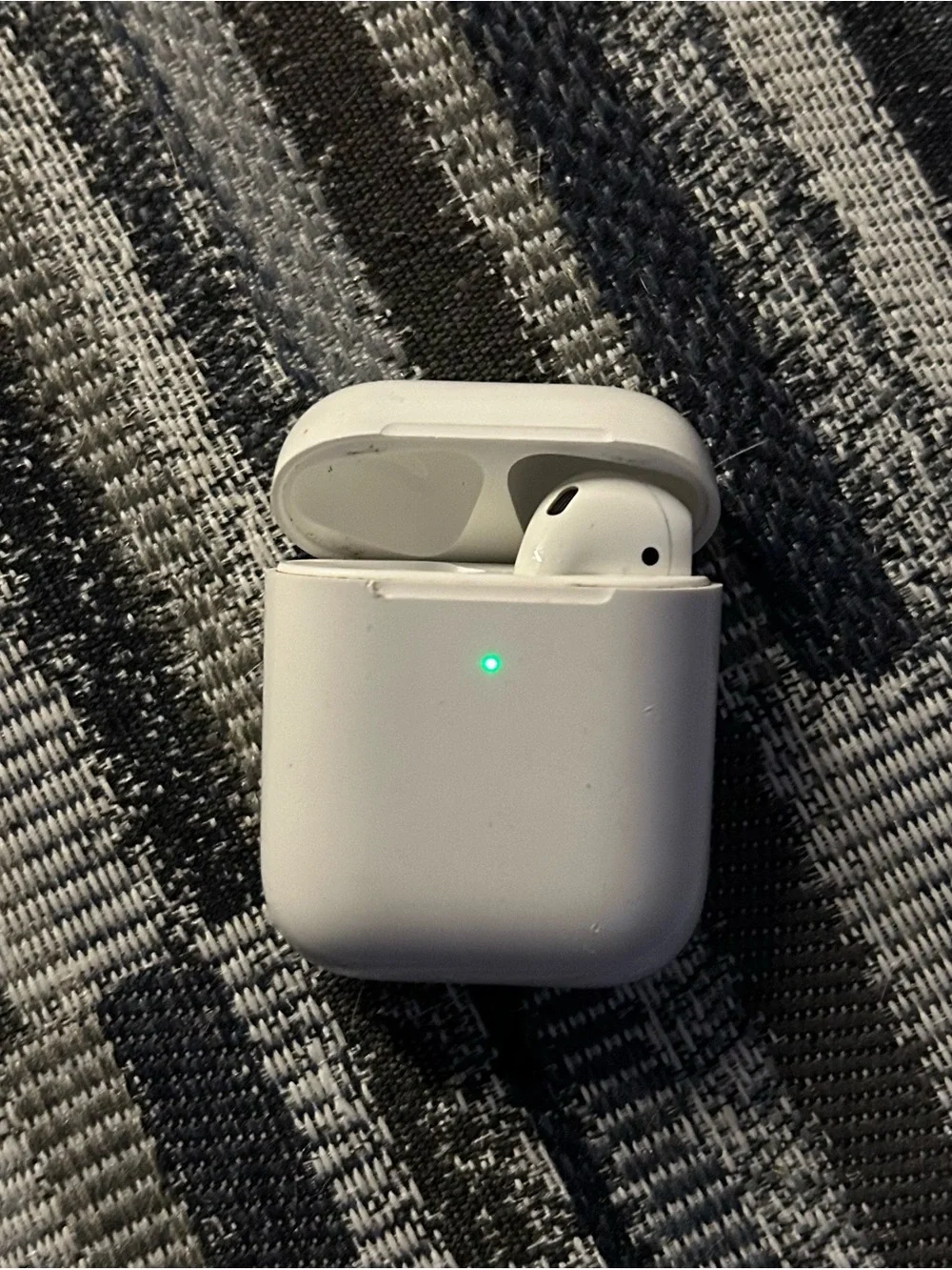 Apple White Wireless Earbuds with Charging Case